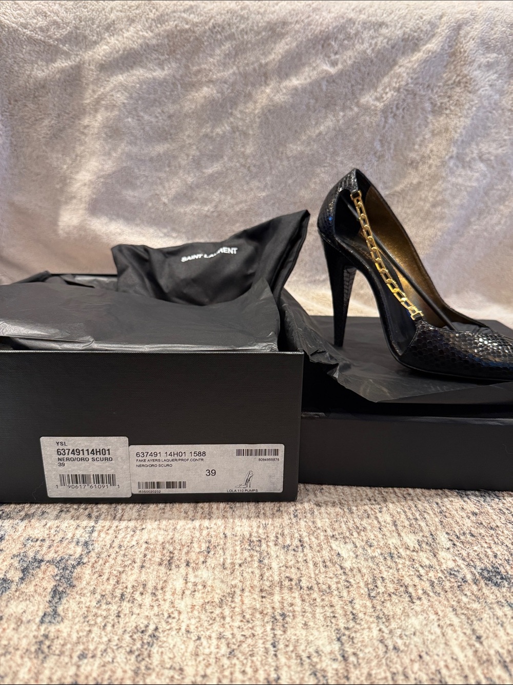 YSL Saint Laurent Nero/Oro Scuro Black Patent Python-Effect Pump with Gold Chain